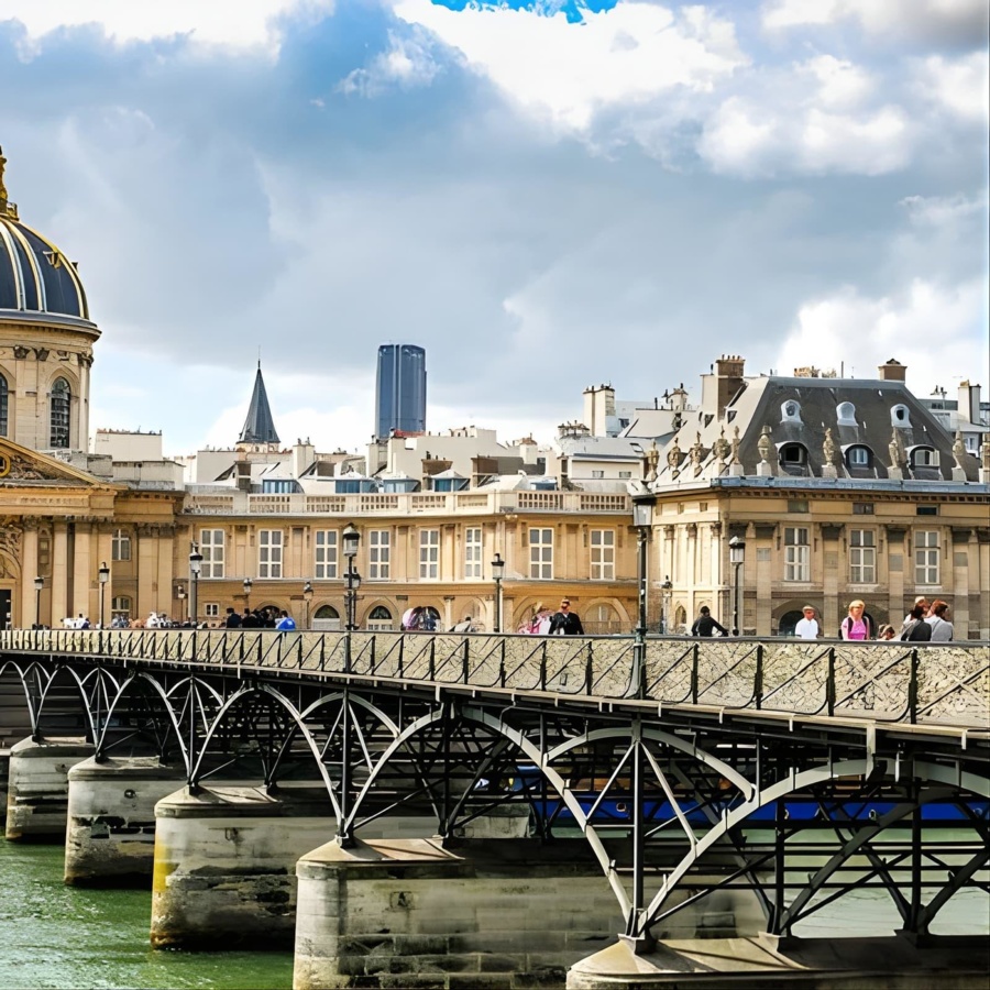 Seine River Walking Tour with Optional Musée d'Orsay and Cruise