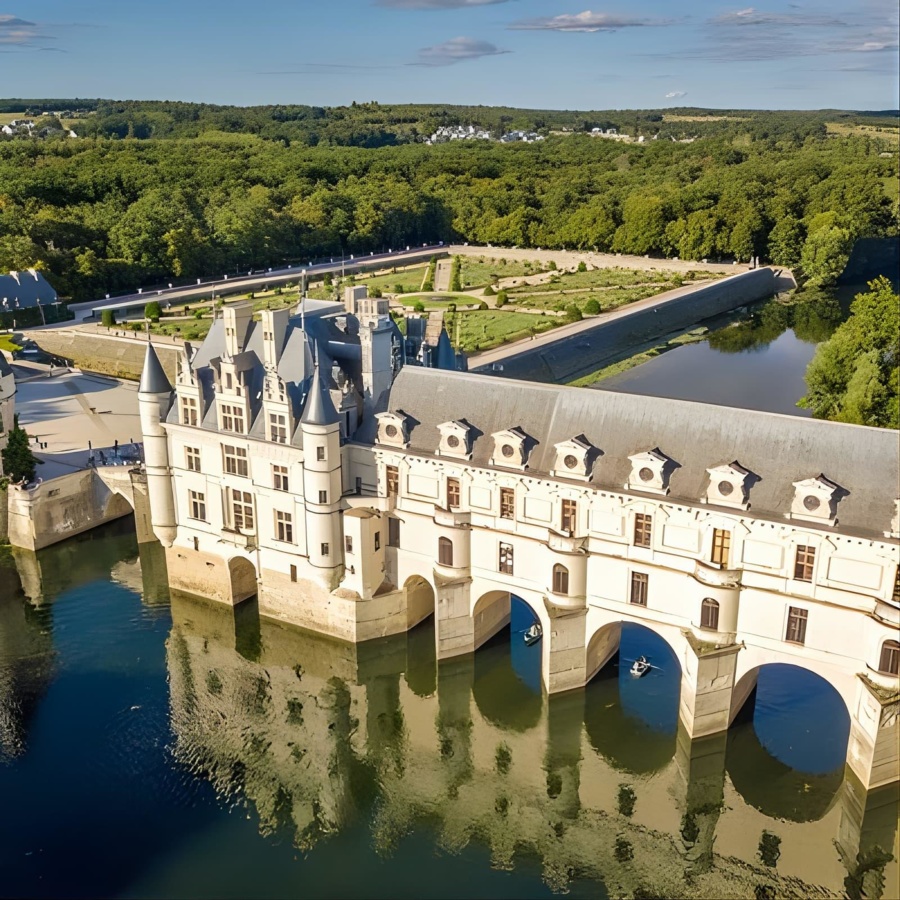 Loire Valley Castles Day Trip from Paris with Wine Tasting