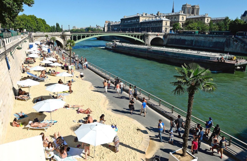 Paris Plage est de retour pour tout l'été. C'est l'endroit idéal pour donner l'illusion que la plage s'est installée au cœur de la capitale