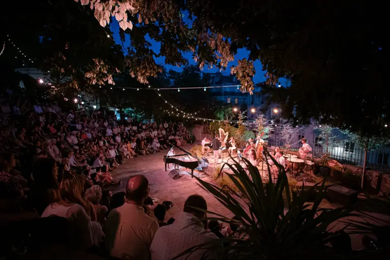 C'est l'occasion de découvrir la musique classique en profitant des chaudes nuits d'été ©Arènes Lyriques