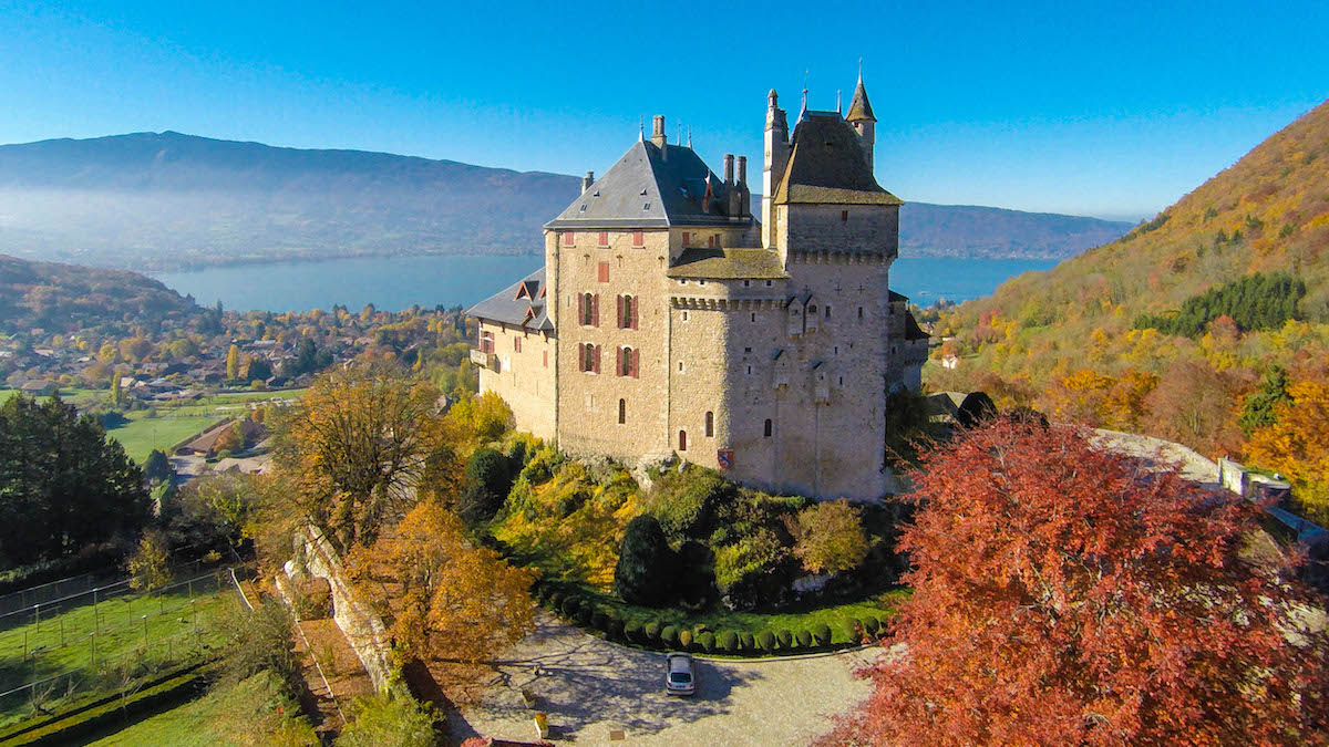 Château de Menthon-Saint-Bernard - Vue aérienne - Lac d'Annecy © wooloomooloo