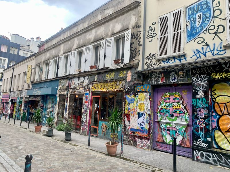 La rue Dénoyez regorge de street art  ©  Move-On Magazine