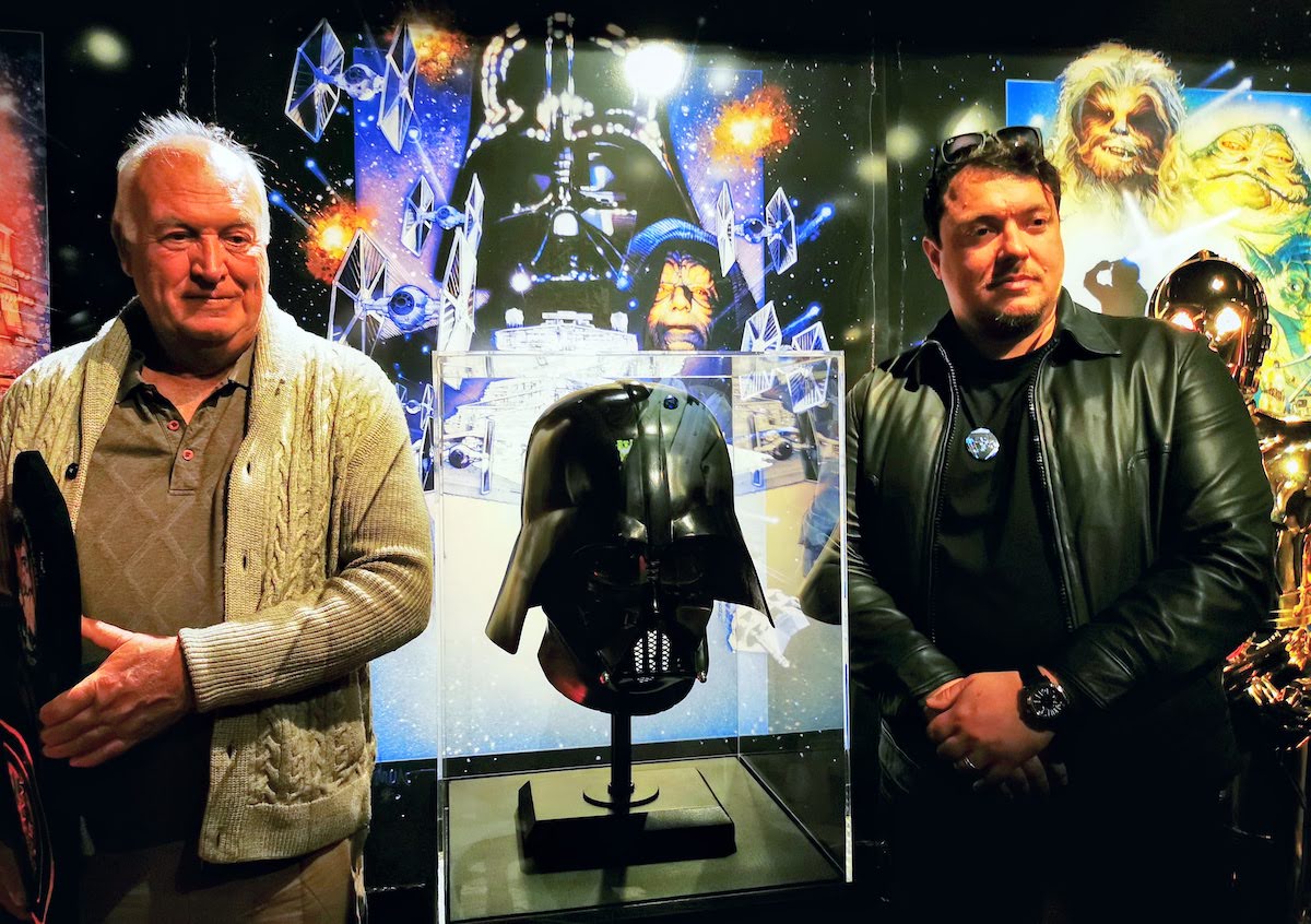 Brian Muir, le Sculpteur du Casque Darth Vador - Julien Dumont, le Directeur du Musée du Cinéma et Miniature - Lyon © MoveOnMag