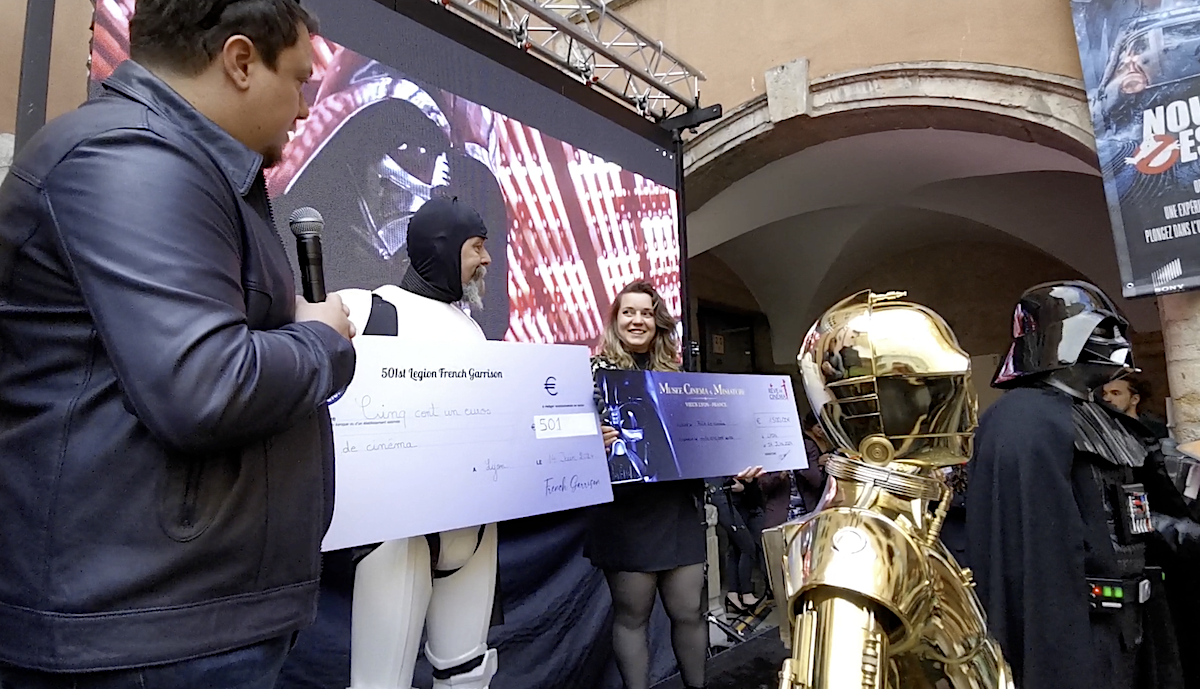 Remise de chèques à l'association 'Rêves de Cinéma' par la 501ème Légion