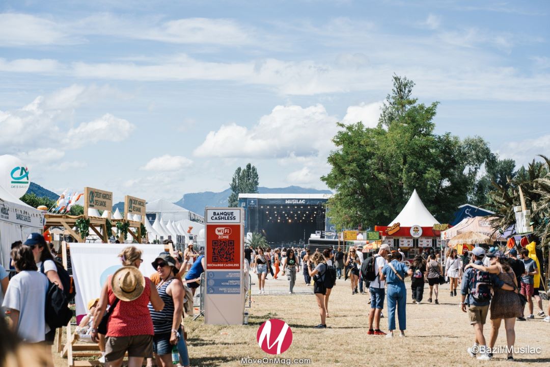 Plusieurs stands de nourriture et de merchandising sont à retrouver ©BazilHamard