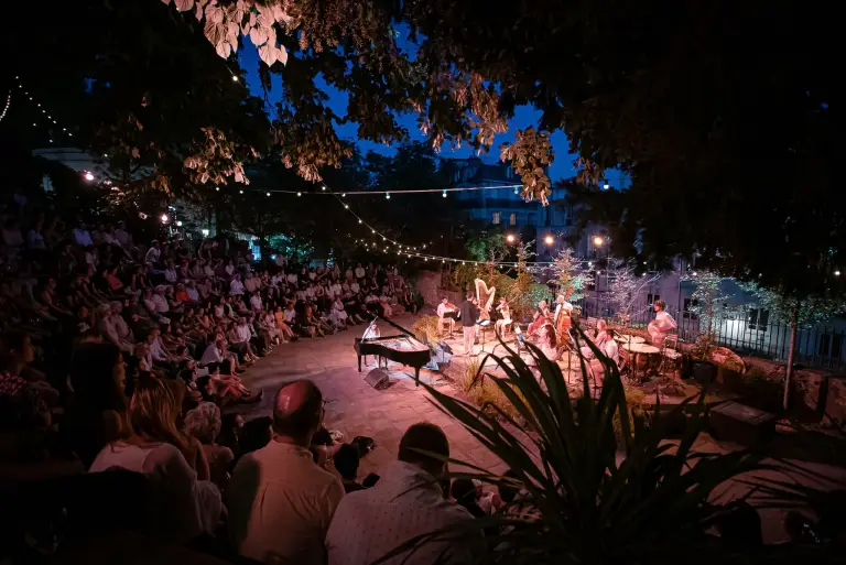 C'est l'occasion de découvrir la musique classique en profitant des chaudes nuits d'été ©Arènes Lyriques