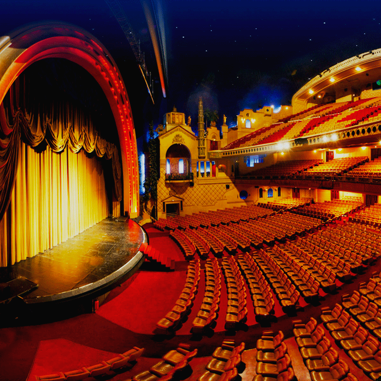 Installez-vous confortablement dans la grande salle du Grand Rex pour profiter d'un film en chantant ©  Fever